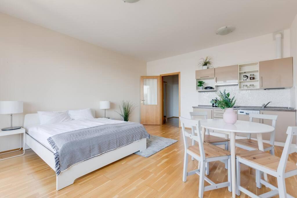 Jt'S Apartments Korunni Str. 프라하 외부 사진