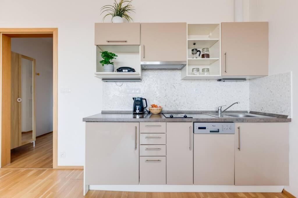 Jt'S Apartments Korunni Str. 프라하 외부 사진